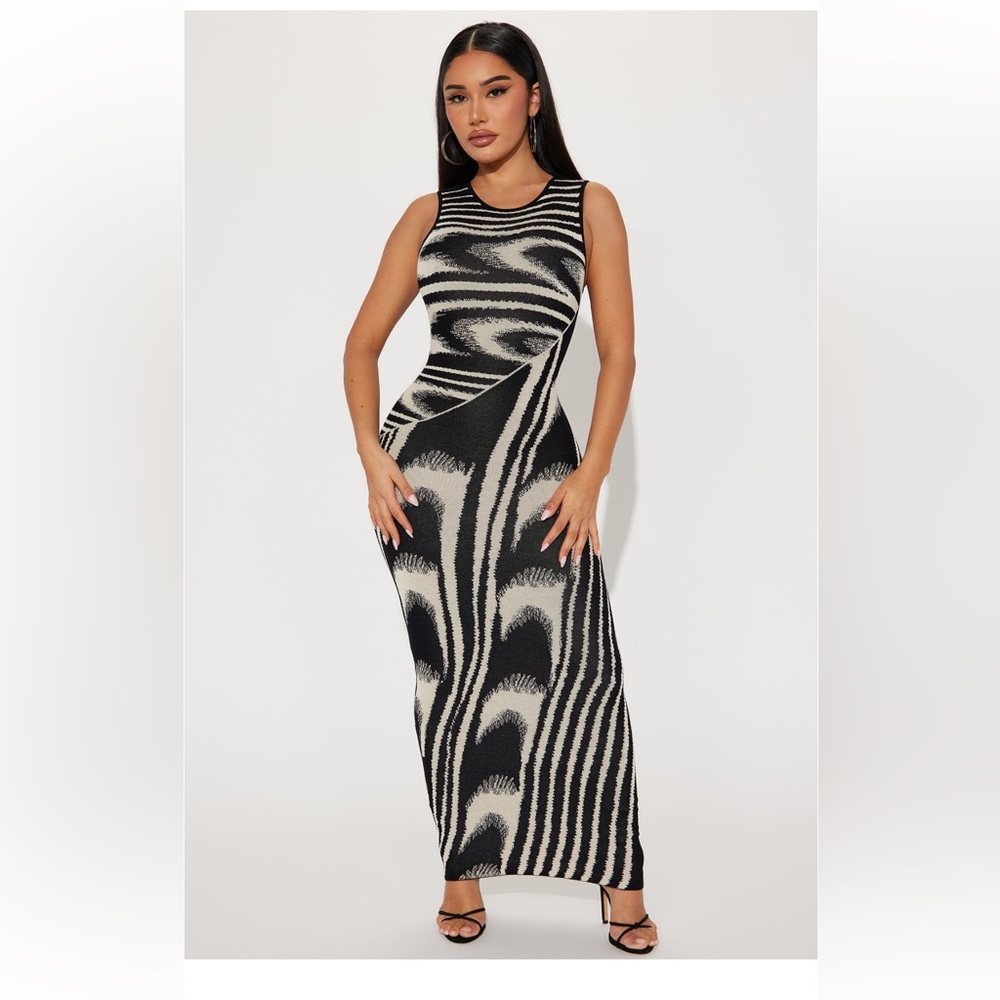 Kira Sweater Maxi Dress - Black/White
M